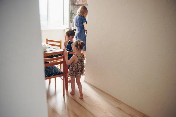 Petit Déjeuner Familial Les Filles Des Sœurs Sont Venues Table — Photo