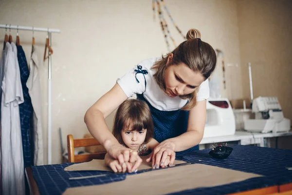 Maman Fille Cousent Des Vêtements Ensemble Robe Motif — Photo