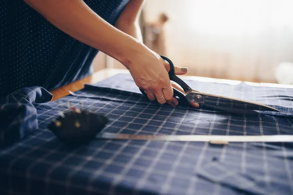 Seamstress Cuts Fabric Dress — Stock Photo, Image