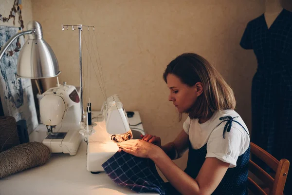 Une Femme Coud Des Vêtements Robe Motifs Machine Coudre Électrique — Photo