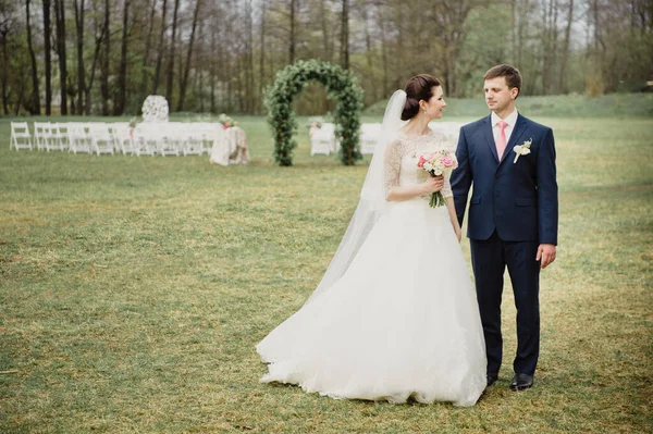 Hochzeit Frühling Zeremonie Draußen Ein Bogen Aus Echten Blumen Braut — Stockfoto