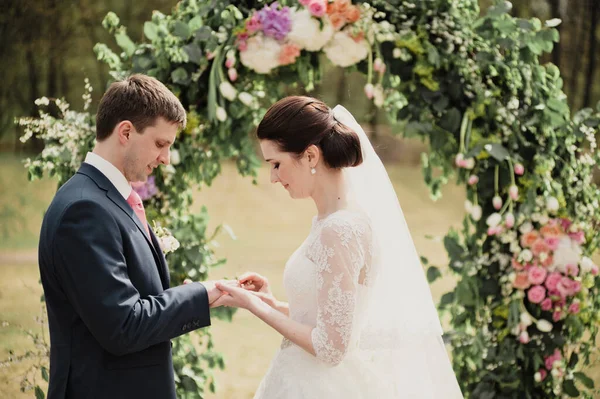 Casamento Clássico Primavera Cerimônia Arco Com Flores Frescas Anéis Troca — Fotografia de Stock