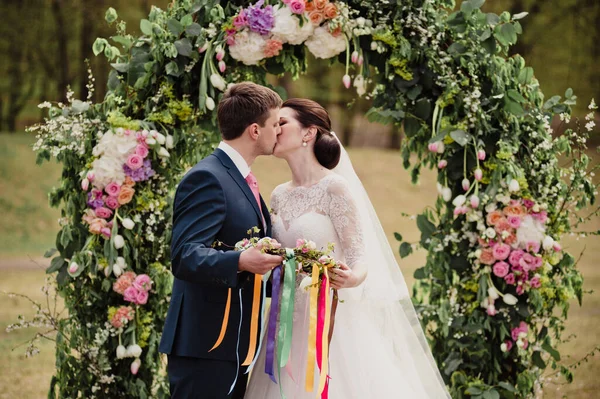 Matrimonio Classico Primavera Cerimonia Arco Con Fiori Freschi Rito Con — Foto Stock