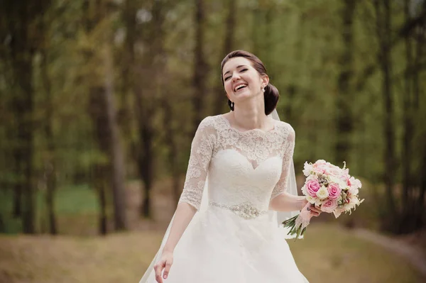 Tersenyum Pengantin Dalam Gaun Putih Dengan Buket Merah Muda Pernikahan — Stok Foto