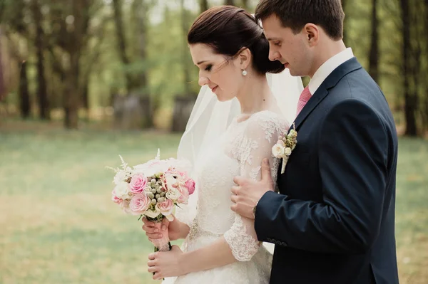 Matrimonio Primavera Sposo Bacia Abbraccia Sposa Vestito Bianco Bouquet Rosa — Foto Stock