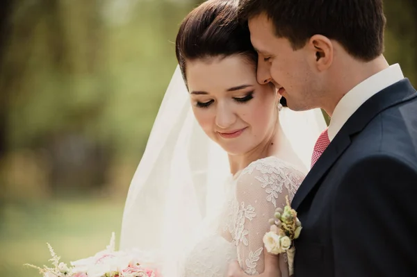 Matrimonio Primavera Sposo Bacia Abbraccia Sposa Vestito Bianco Bouquet Rosa — Foto Stock