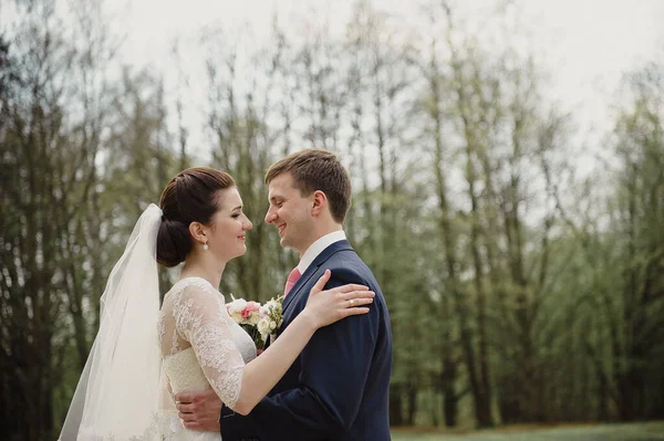 Casamento Primavera Noivo Abraça Noiva Vestido Branco Buquê Rosa — Fotografia de Stock