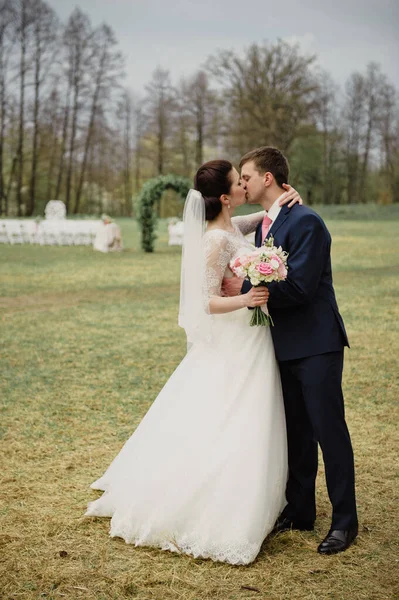 Matrimonio Primavera Sposo Bacia Abbraccia Sposa Vestito Bianco Bouquet Rosa — Foto Stock