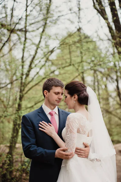 Tavasszal Esküvő Vőlegény Átöleli Menyasszonyt Fehér Ruha Rózsaszín Csokor — Stock Fotó