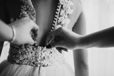 Kız arkadaş gelinliği geline ilikler..