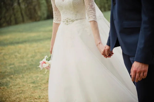 Tavasszal Esküvő Menyasszony Vőlegény Kéz Kézben Mennek Szertartásra — Stock Fotó