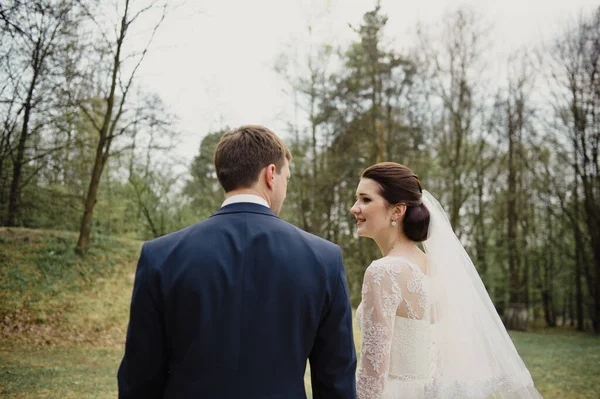 Casamento Primavera Noiva Noivo Vão Cerimônia Pela Mão Olham Para — Fotografia de Stock