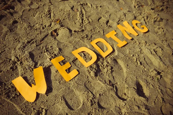 Χαραγμένα Κίτρινα Γράμματα Στην Άμμο Λέξη Γάμος — Φωτογραφία Αρχείου