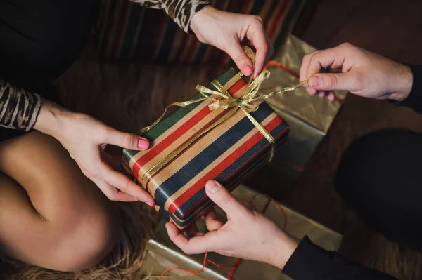 Ein Geschenk Für Ihn Ein Geschenk Für Sie — Stockfoto