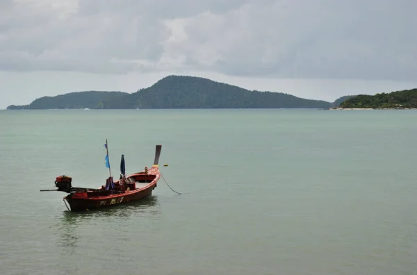 Bulutlu havada geleneksel Tayland tekneleri