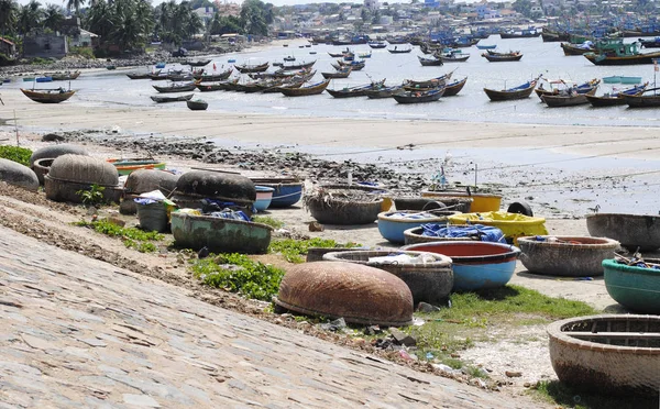 Vietnam 'da bir balıkçı köyünde tekneler