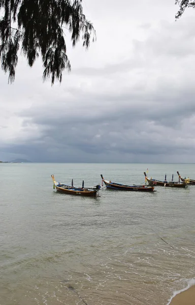 Bulutlu havada geleneksel Tayland tekneleri