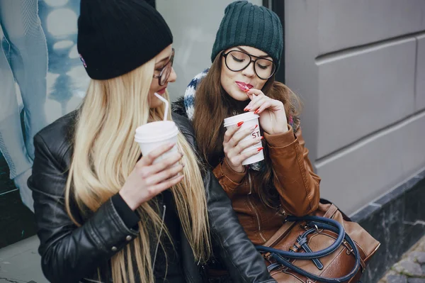 Hermosas chicas de moda al aire libre — Foto de Stock