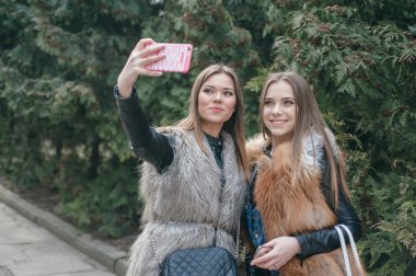 Genç modeller kürklü mantolar