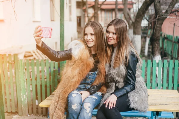 นางแบบสาวในเสื้อโค้ทขนสัตว์ — ภาพถ่ายสต็อก