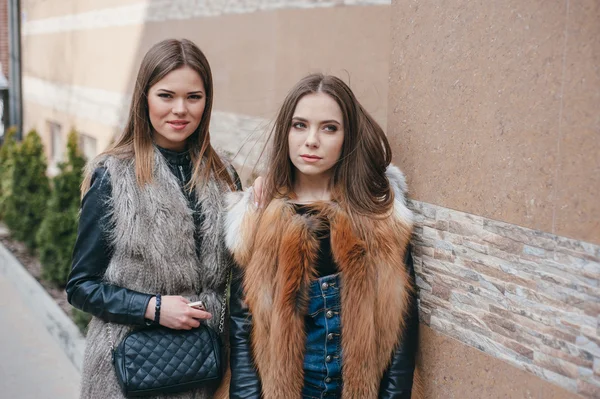 Belles filles dans la rue — Photo