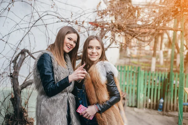 Belles filles dans la rue — Photo