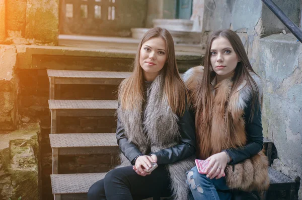 Mooie meisjes op straat — Stockfoto