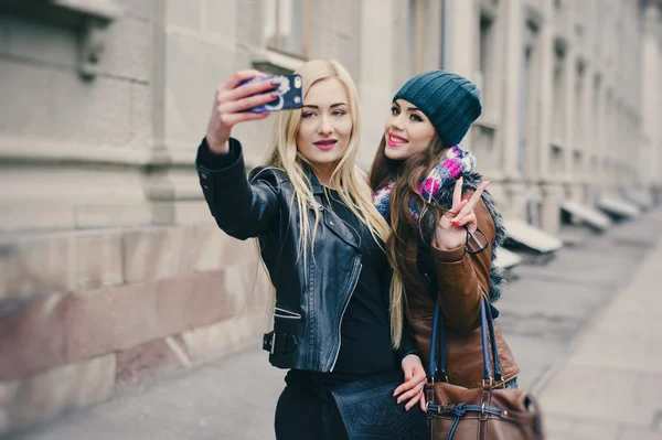 Belles filles de mode en plein air — Photo