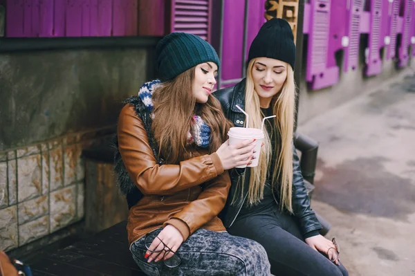 Hermosas chicas de moda al aire libre —  Fotos de Stock