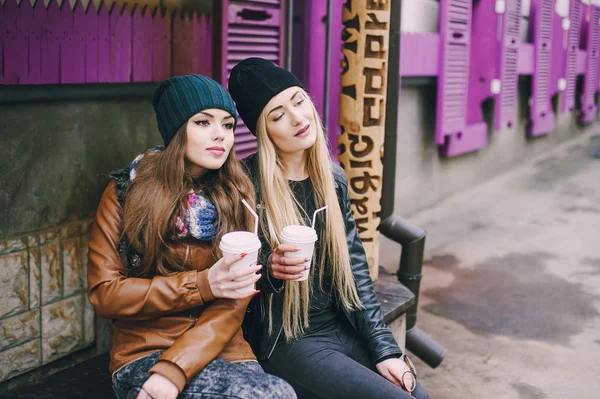 Meninas de moda bonita ao ar livre — Fotografia de Stock