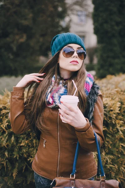 Meninas de moda bonita ao ar livre — Fotografia de Stock