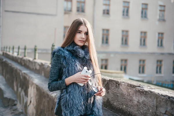 Fille avec téléphone — Photo