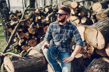 Adam aracı ve gözlük