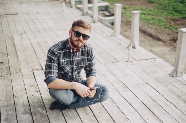 Adam aracı ve gözlük