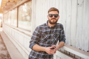 Adam aracı ve gözlük