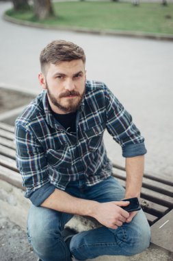 Adam aracı ve gözlük