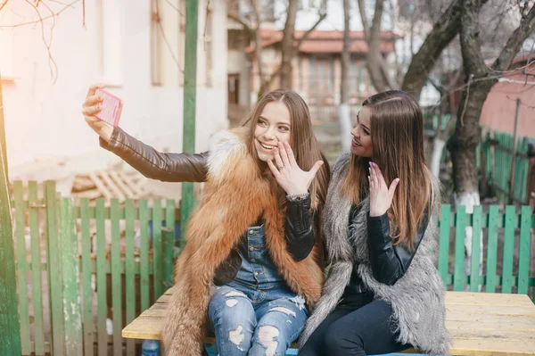 Młodzi modele w futra — Zdjęcie stockowe