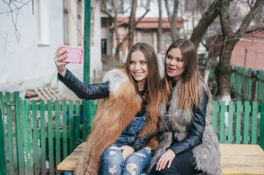 Genç modeller kürklü mantolar