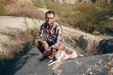 Köpekli adam.