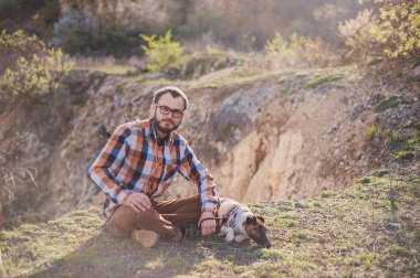 Köpekli adam.