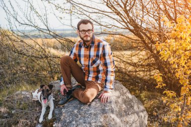 Köpekli adam.