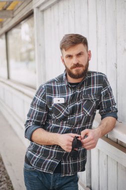 Adam aracı ve gözlük