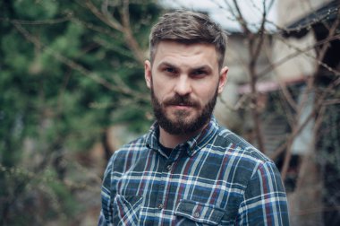 Adam aracı ve gözlük