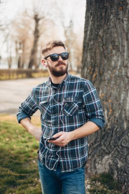 Adam aracı ve gözlük