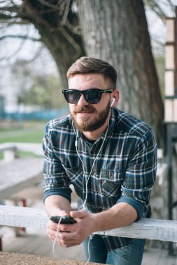 Adam aracı ve gözlük