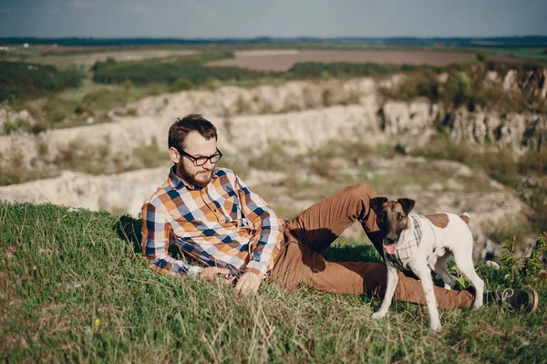 Il tizio con il cane — Foto Stock