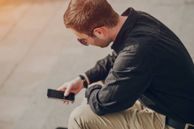 şehirde dolaşan adam