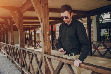 şehirde dolaşan adam