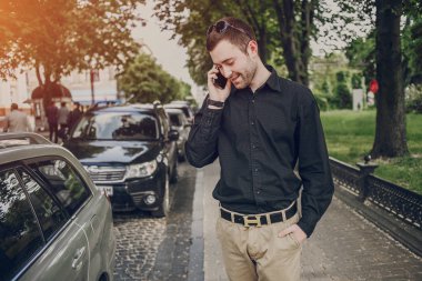 şehirde dolaşan adam