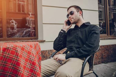 şehirde dolaşan adam